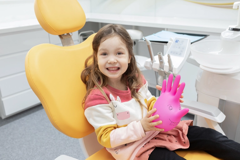 Spokojná detská pacientka v zubárskom kresle v zubárskej klinike Smile Up v Bratislave. 